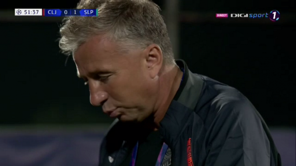 CFR CLUJ 0-1 SLAVIA PRAGA | Am luat gol ca la tenis de masa. Ala a dat cu latul, n-a fost sut! Prima reactie a lui Petrescu dupa infrangerea cu Slavia. Ce spune de ratarea lui Omrani de la penalty