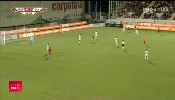 FCSB - VITORIA GUIMARAES | Florin Coman suteaza in bara