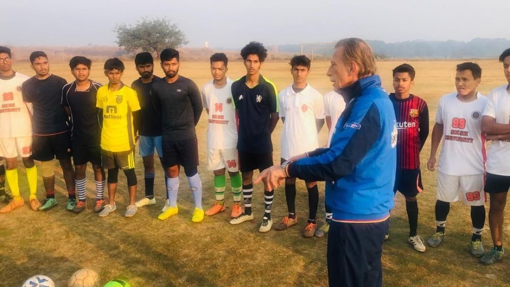 Ce a facut Christoph Daum in 2019? A jucat pentru FC Diabetologie, a antrenat in Bhubaneswar si a facut yoga la Bangalore_4