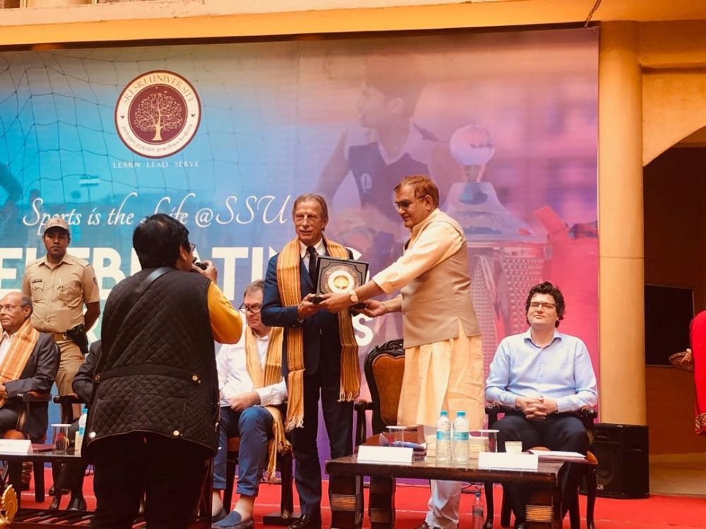 Ce a facut Christoph Daum in 2019? A jucat pentru FC Diabetologie, a antrenat in Bhubaneswar si a facut yoga la Bangalore_8