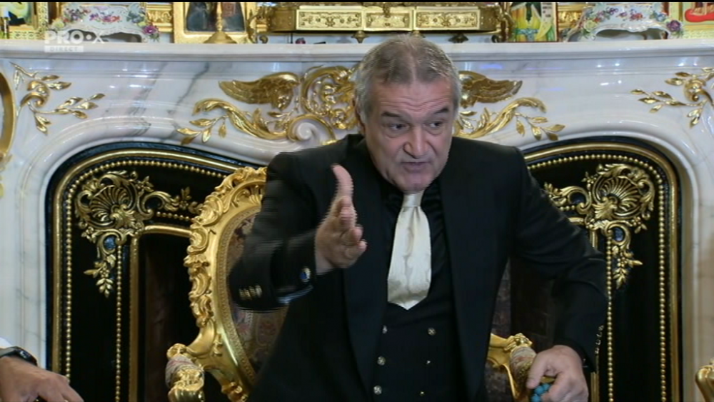 Inca un protest al Peluzei impotriva lui Gigi Becali! Bannerul urias pe care l-au afisat astazi la Palat! FOTO