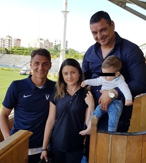 Ionel Ganea este bunic la 45 de ani. El ii spune nepotului 