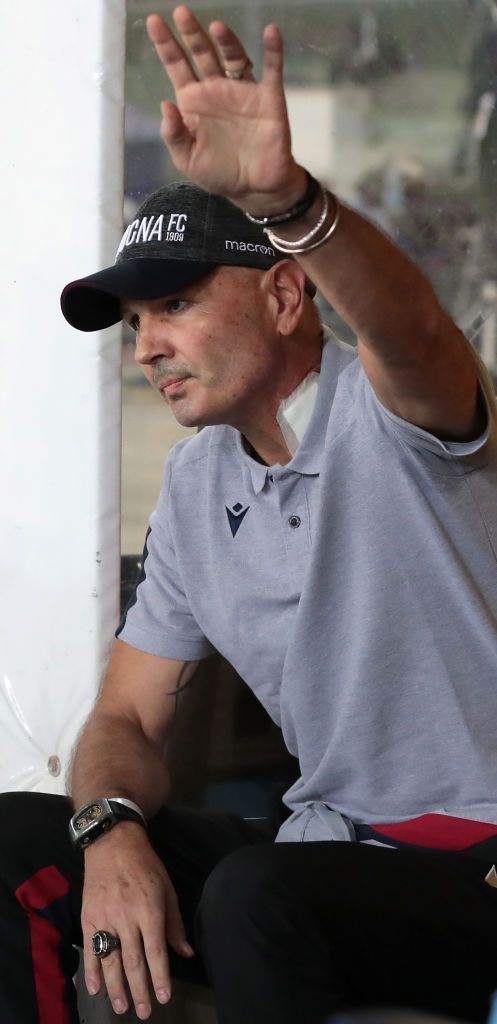 Imagini cutremuratoare: Sinisa Mihajlovic a iesit din spital dupa 40 zile de chimioterapie ca sa asiste la meciul cu Verona. FOTO_5