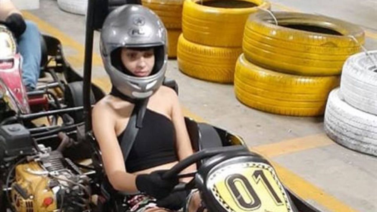 Accident infiorator la un concurs! Unei fete de 19 ani i-a fost smuls complet parul: