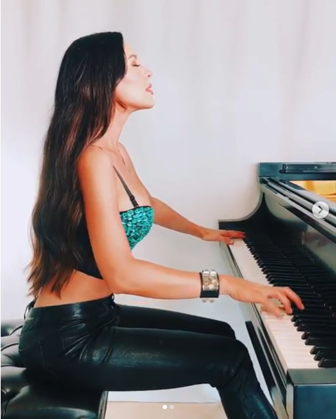 Djokovic, lectii de muzica de la cea mai SEXY pianista din lume! Cum s-a relaxat sarbul inainte de US Open. FOTO_3