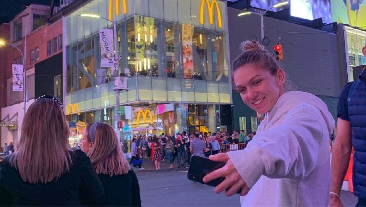 SURPRIZA URIASA pentru Simona Halep in Times Square! Romanca, surprinsa intr-o imagine memorabila dupa meciul cu Gibbs: