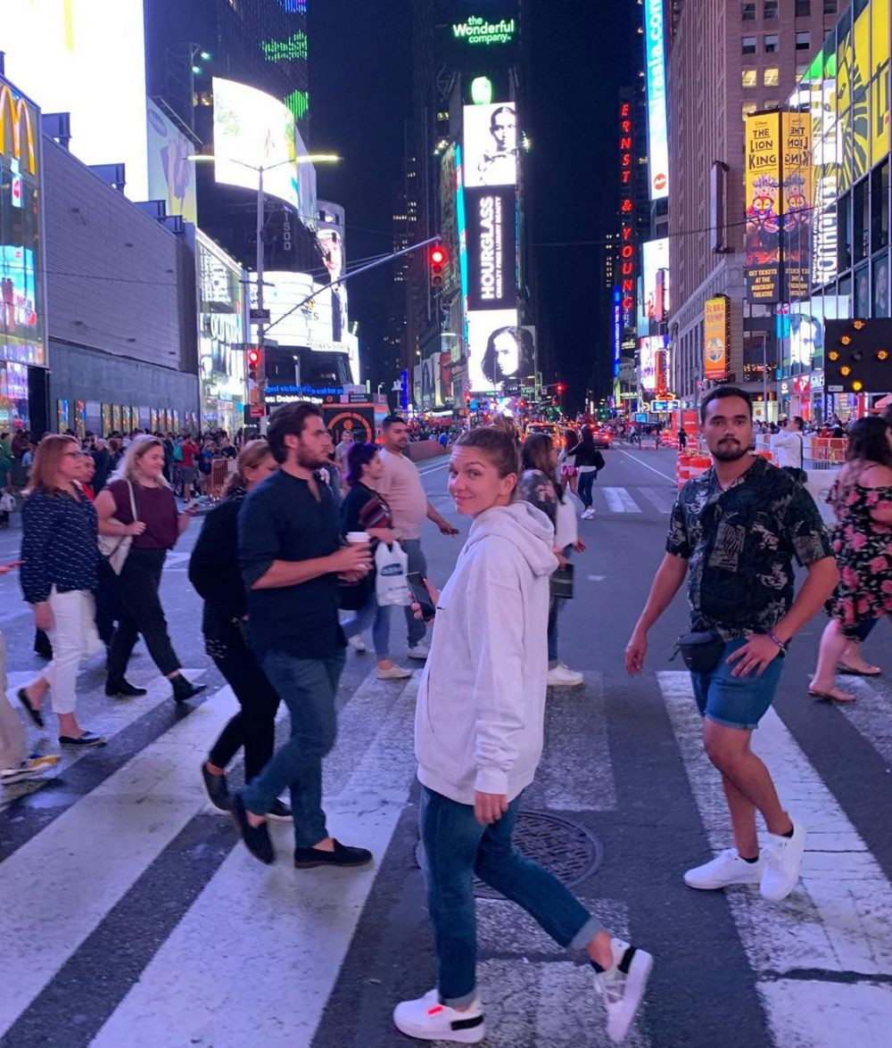 SURPRIZA URIASA pentru Simona Halep in Times Square! Romanca, surprinsa intr-o imagine memorabila dupa meciul cu Gibbs: 