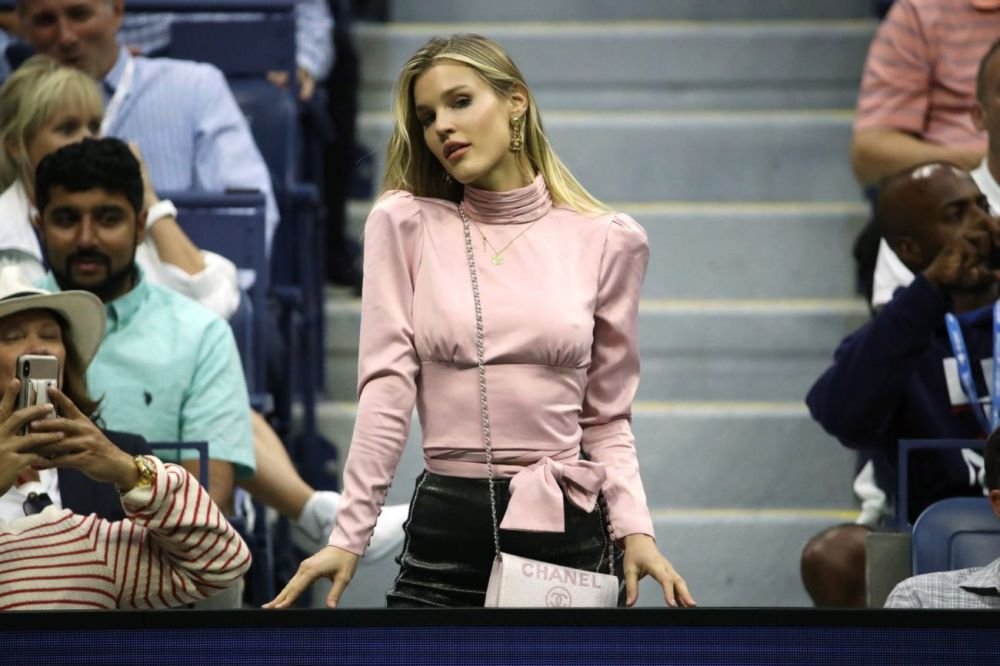Chiar si Nadal a admirat-o. Cine e blonda care a facut show in tribune la US Open. FOTO