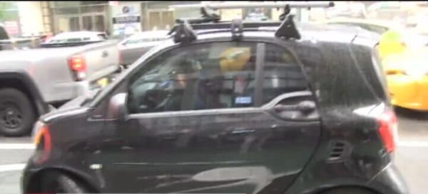 Cine ar fi crezut? :)) Uriasul Shaquille O'Neal a incaput in cea mai mica masina! VIDEO