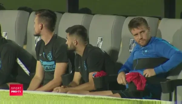 BREAKING NEWS: Pintilii pe banca, in momentul in care credea ca nu-l vede NIMENI: "Gata, finito, ma las! Gata, hai acasa!"