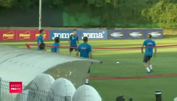 Grozav, aplaudat de toata lumea la antrenamentul nationalei! Ce a facut jucatorul in timpul unui meci de tenis cu piciorul! VIDEO