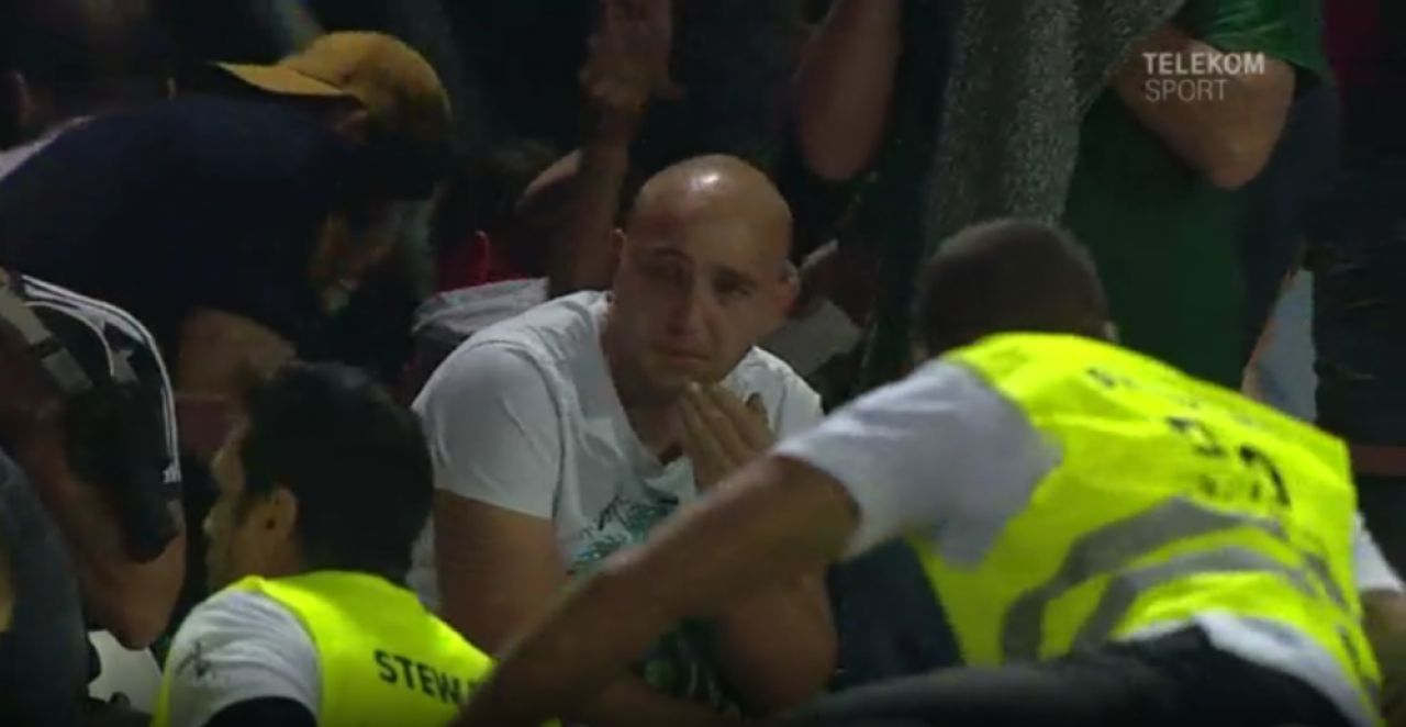 SEPSI - DINAMO: Galeria dinamovista, evacuata cu gaze lacrimogene din stadion! Scandal la Sfantu Gheorghe. FOTO_1