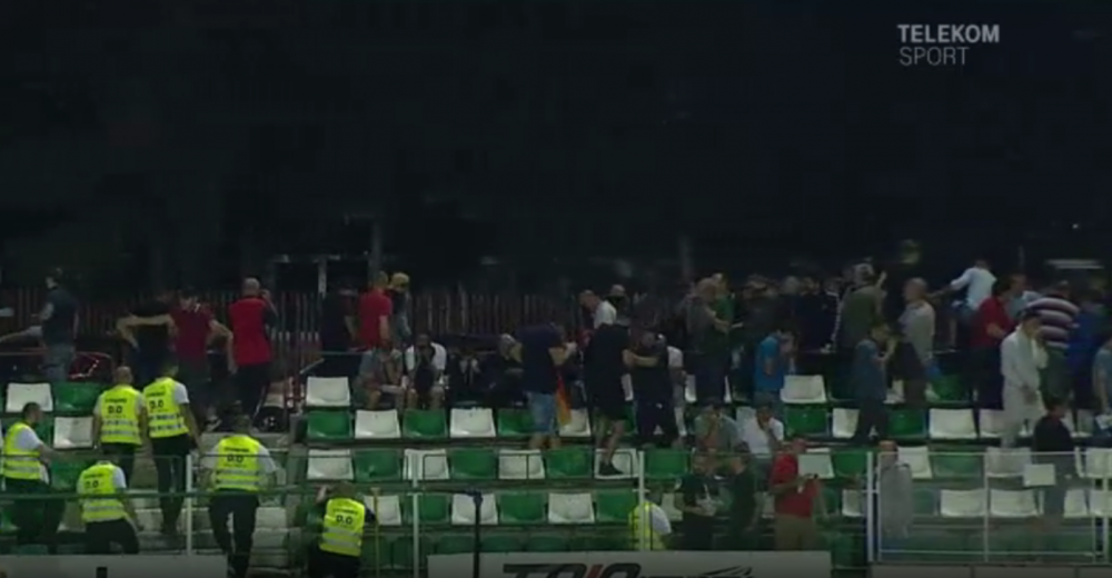 SEPSI - DINAMO: Galeria dinamovista, evacuata cu gaze lacrimogene din stadion! Scandal la Sfantu Gheorghe. FOTO_3