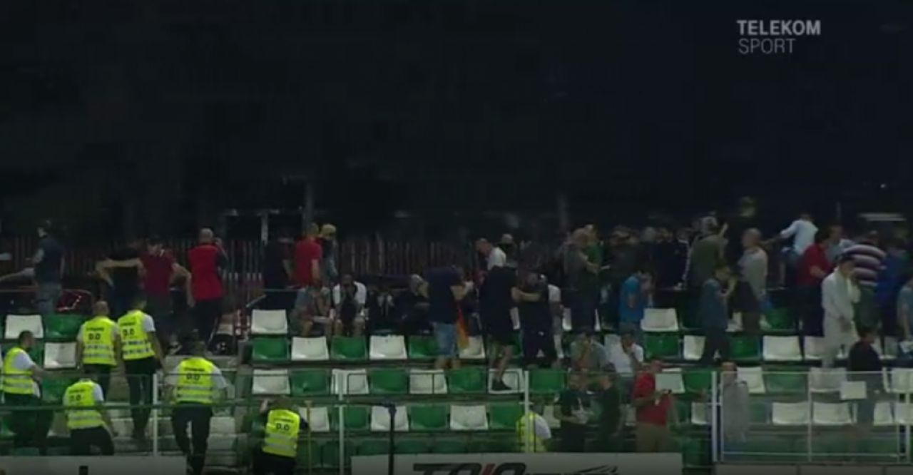 SEPSI - DINAMO: Galeria dinamovista, evacuata cu gaze lacrimogene din stadion! Scandal la Sfantu Gheorghe. FOTO_3