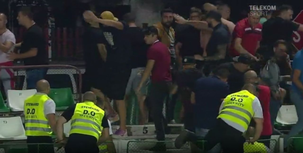SEPSI - DINAMO: Galeria dinamovista, evacuata cu gaze lacrimogene din stadion! Scandal la Sfantu Gheorghe. FOTO_7