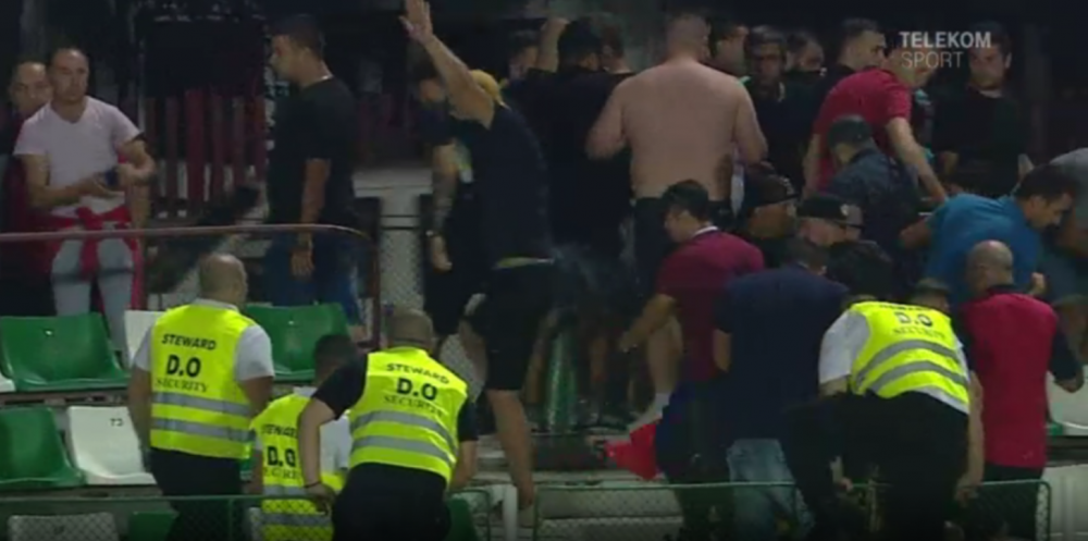 SEPSI - DINAMO: Galeria dinamovista, evacuata cu gaze lacrimogene din stadion! Scandal la Sfantu Gheorghe. FOTO_8