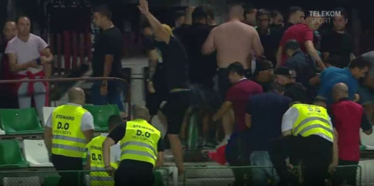 SEPSI - DINAMO: Galeria dinamovista, evacuata cu gaze lacrimogene din stadion! Scandal la Sfantu Gheorghe. FOTO_8