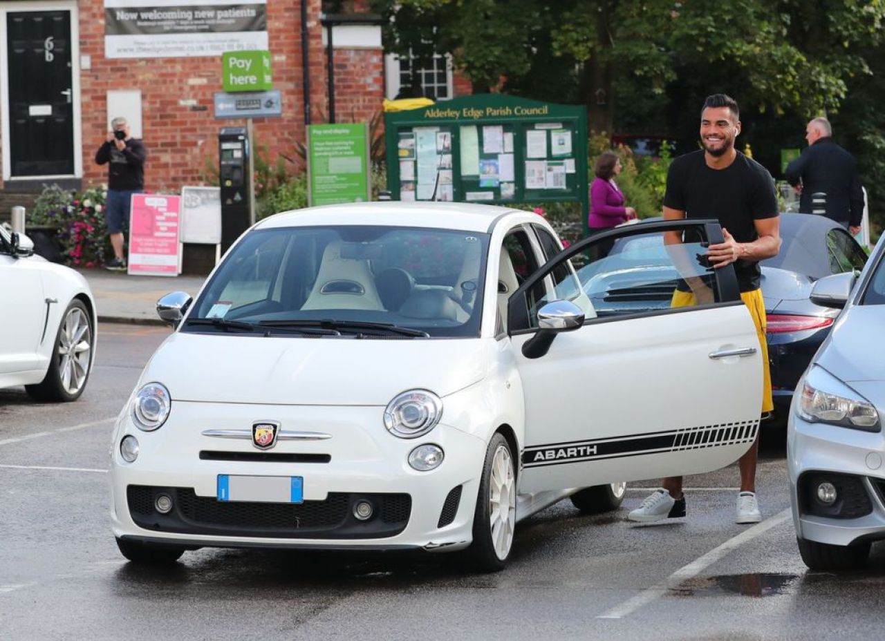 Castiga 4 milioane pe an, dar conduce o masina MINUSCULA! Cum a fost surprins portarul bogatilor din Anglia. FOTO_1