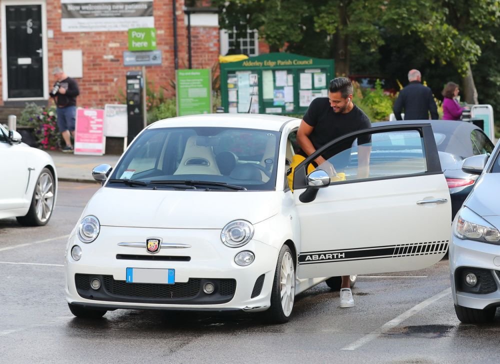 Castiga 4 milioane pe an, dar conduce o masina MINUSCULA! Cum a fost surprins portarul bogatilor din Anglia. FOTO_3
