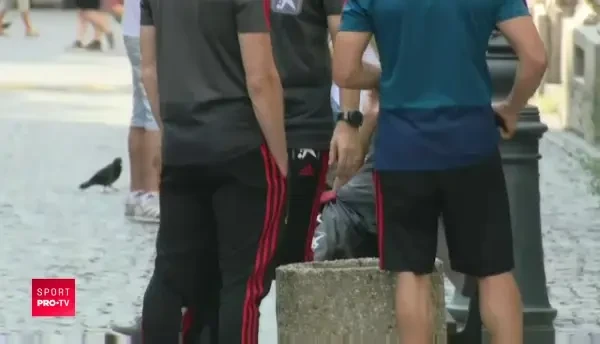 Inainte de a inspecta terenul, Robert Moreno a inspectat Centrul Vechi :) Selectionerul Spaniei s-a relaxat inainte de meciul cu Romania | VIDEO