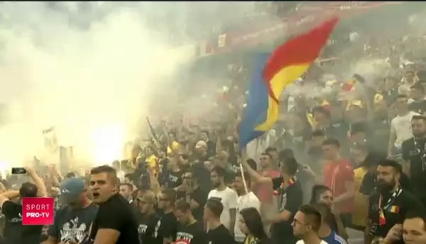 ROMANIA - SPANIA: Moment incredibil pe National Arena! Ultrasii au aprins torte si au stricat momentul de reculegere! VIDEO