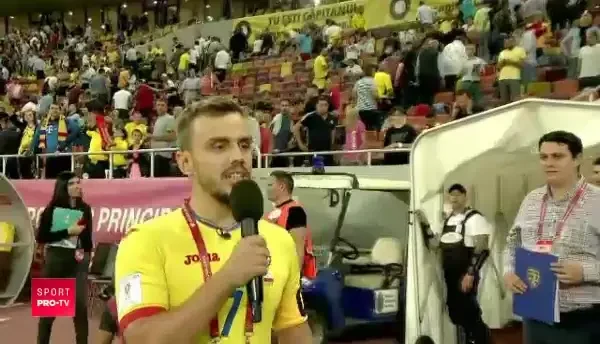 ROMANIA - SPANIA: Tata, Keserule, amintiti-va ziua in care v-ati apucat de fotbal! Discursul tinut de un fan la pauza. VIDEO