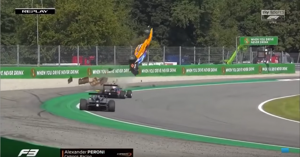 Accident HORROR, la o saptamana dupa ce un pilot a murit! Masina a ZBURAT pe pista si a cazut pe gard! Starea pilotului. VIDEO