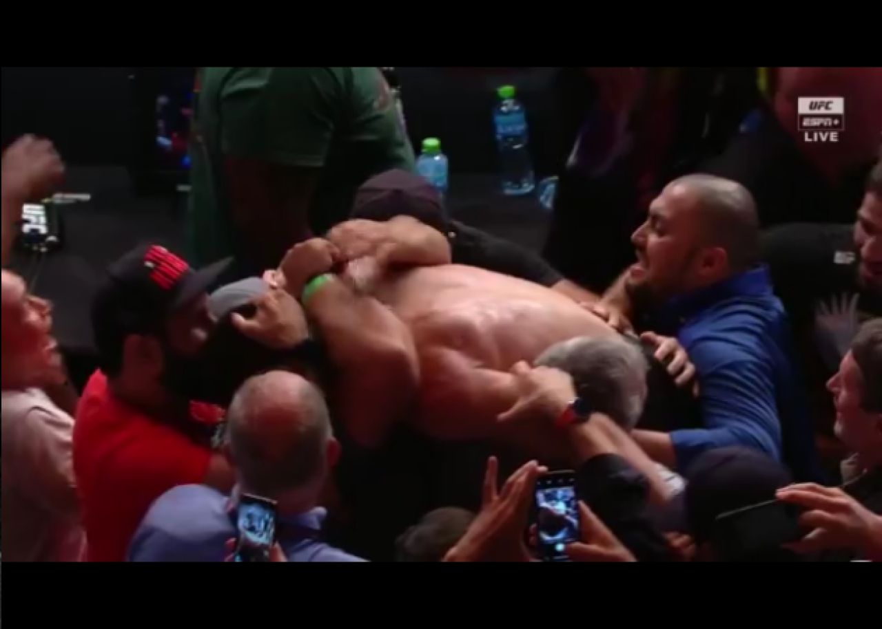 Khabib Nurmagomedov l-a DISTRUS pe Dustin Poirier in primul meci dupa lupta cu Conor McGregor. KO in runda 3_4