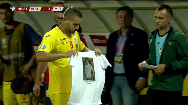 ROMANIA - MALTA: Cui i-a dedicat George Puscas golul! Atacantul a luat un tricou si l-a aratat catre camera! FOTO_4