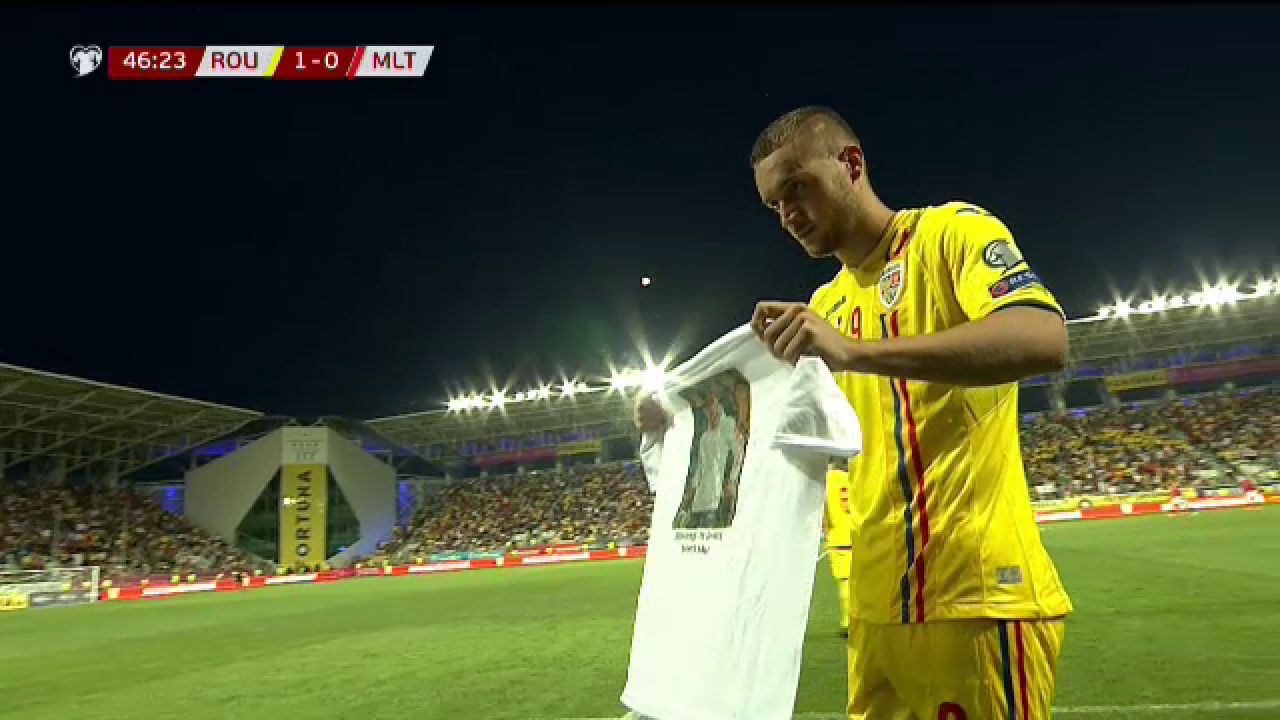 ROMANIA - MALTA: Cui i-a dedicat George Puscas golul! Atacantul a luat un tricou si l-a aratat catre camera! FOTO_6