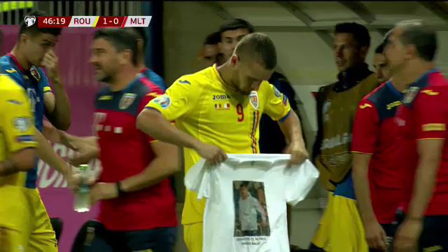 ROMANIA - MALTA: Cui i-a dedicat George Puscas golul! Atacantul a luat un tricou si l-a aratat catre camera! FOTO_12