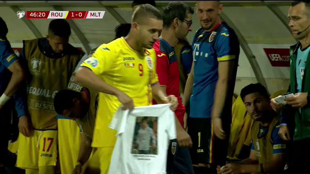 ROMANIA - MALTA: Cui i-a dedicat George Puscas golul! Atacantul a luat un tricou si l-a aratat catre camera! FOTO_13