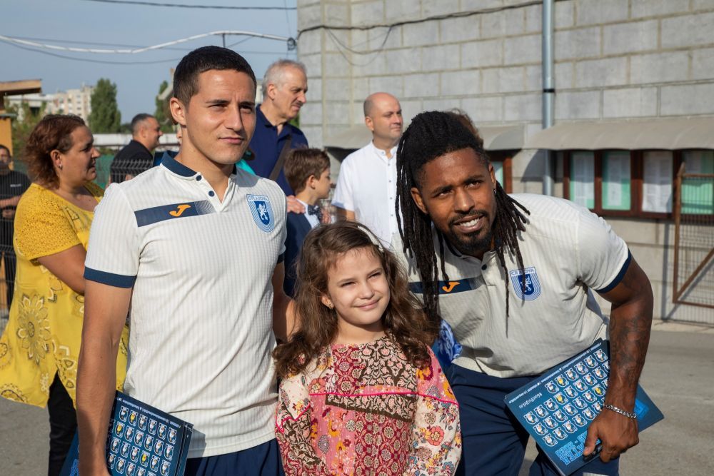 Jucatorii Universitatii Craiova au fost alaturi de elevi la inceperea noului an scolar! S-au pozat cu copiii si au luat parte la festivitatea de deschidere_1