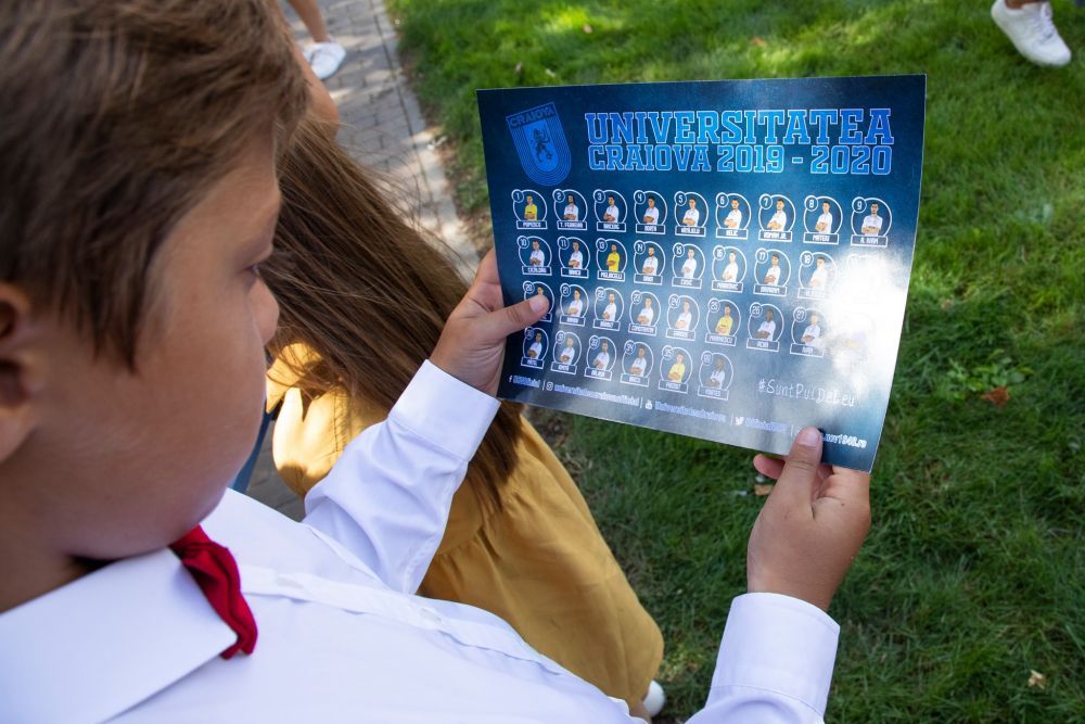 Jucatorii Universitatii Craiova au fost alaturi de elevi la inceperea noului an scolar! S-au pozat cu copiii si au luat parte la festivitatea de deschidere_3