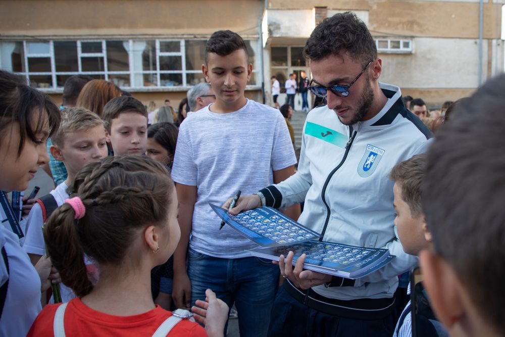 Jucatorii Universitatii Craiova au fost alaturi de elevi la inceperea noului an scolar! S-au pozat cu copiii si au luat parte la festivitatea de deschidere_5