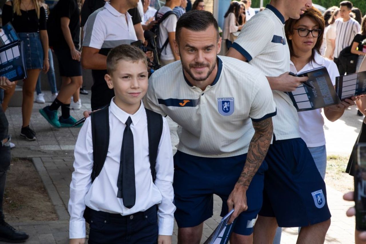 Jucatorii Universitatii Craiova au fost alaturi de elevi la inceperea noului an scolar! S-au pozat cu copiii si au luat parte la festivitatea de deschidere_6
