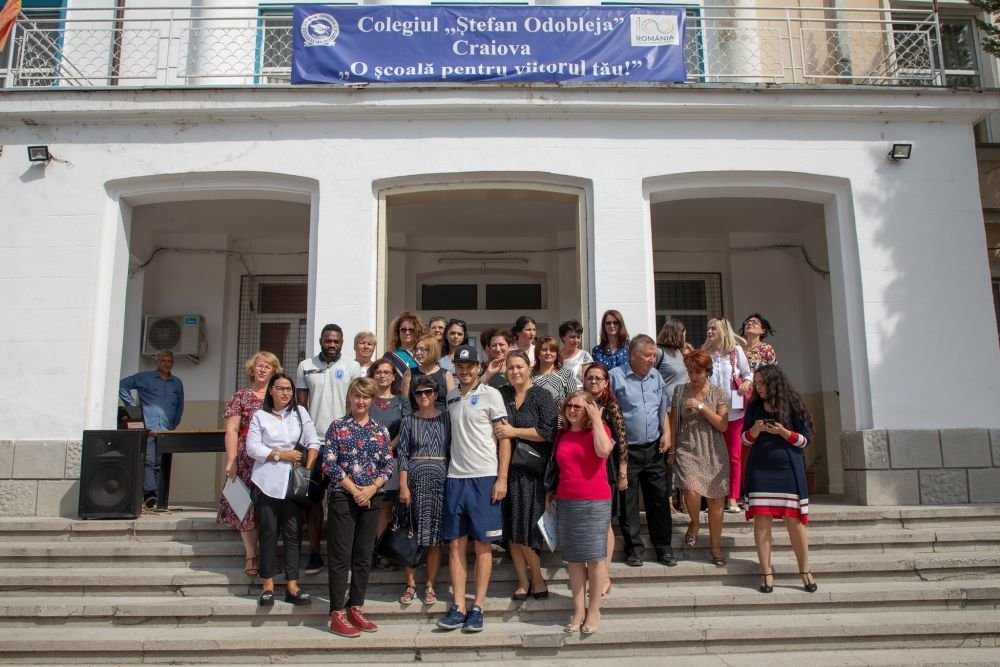 Jucatorii Universitatii Craiova au fost alaturi de elevi la inceperea noului an scolar! S-au pozat cu copiii si au luat parte la festivitatea de deschidere_7
