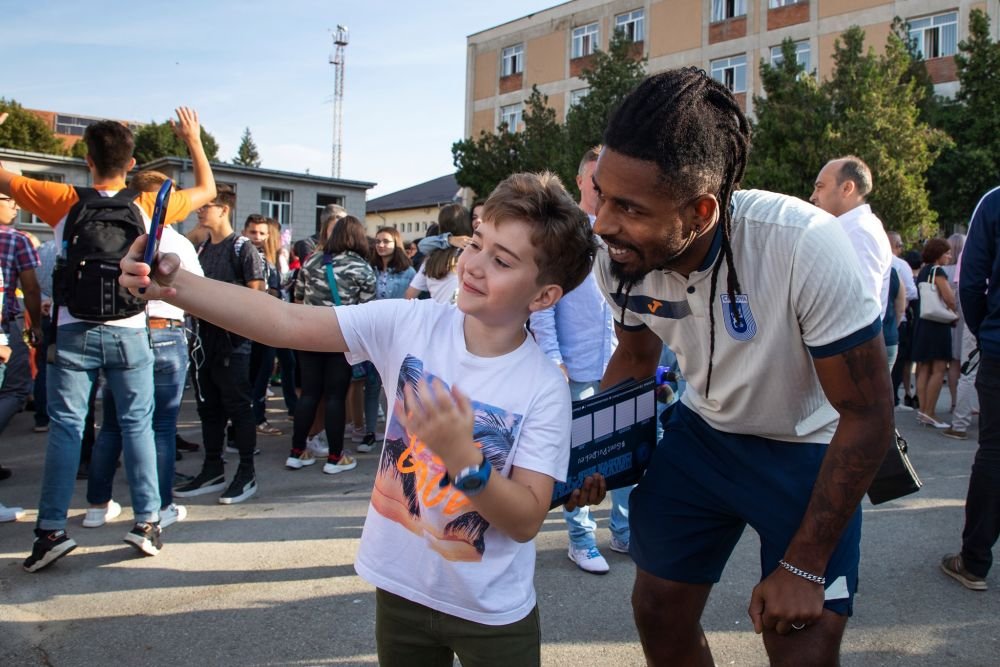 Jucatorii Universitatii Craiova au fost alaturi de elevi la inceperea noului an scolar! S-au pozat cu copiii si au luat parte la festivitatea de deschidere_8