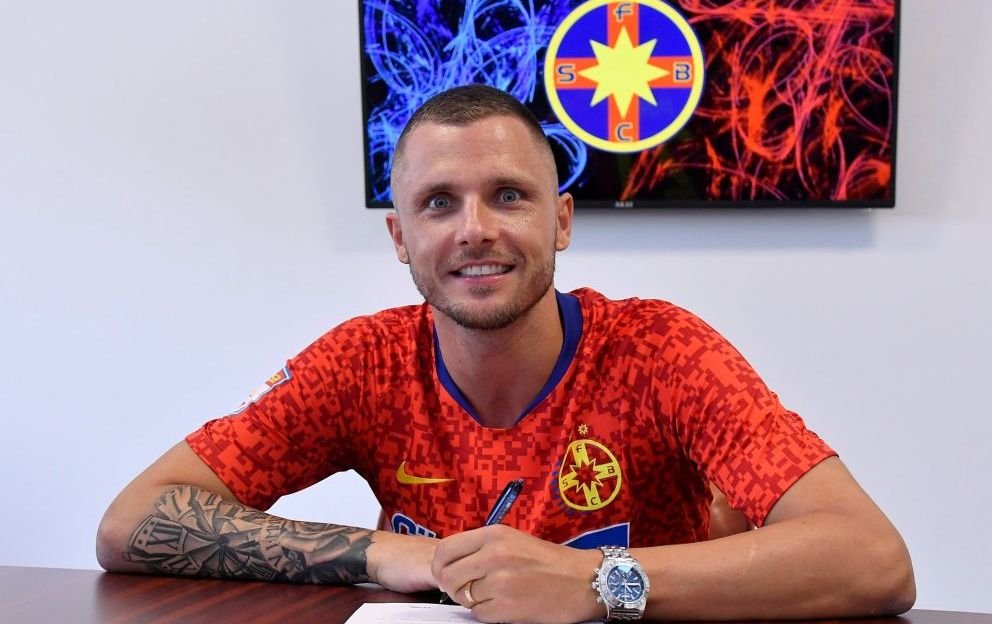 FCSB il forteaza sa plece. L-au scos din grupul de Whatsapp si i-au luat masina de serviciu: "Incearca sa-l hartuiasca si sa-l intimideze pe fotbalist"