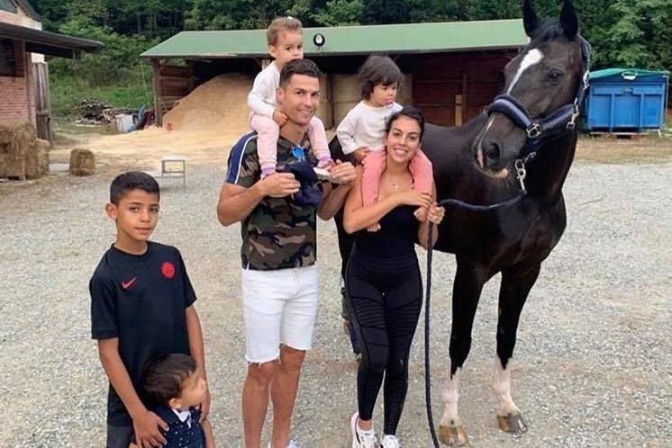 Viata Georginei Rodriguez, o adevarata aventura! De la bona, la vanzatoare si acum viitoare sotie a lui Cristiano Ronaldo: 
