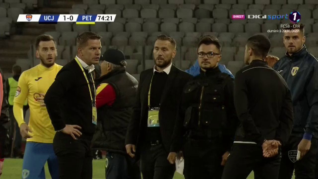 U CLUJ - PETROLUL 4-0 | Flavius Stoican a facut SCANDAL la CLUJ! A protestat vehement la adresa arbitrilor! Scene HALUCINANTE pe Cluj Arena! FOTO_4