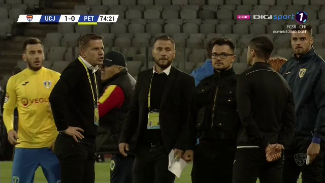 U CLUJ - PETROLUL 4-0 | Flavius Stoican a facut SCANDAL la CLUJ! A protestat vehement la adresa arbitrilor! Scene HALUCINANTE pe Cluj Arena! FOTO_5