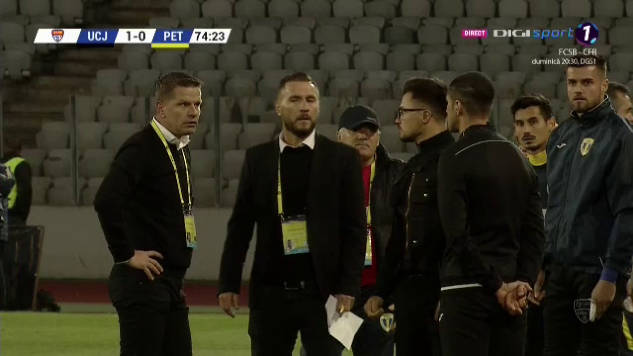 U CLUJ - PETROLUL 4-0 | Flavius Stoican a facut SCANDAL la CLUJ! A protestat vehement la adresa arbitrilor! Scene HALUCINANTE pe Cluj Arena! FOTO_13