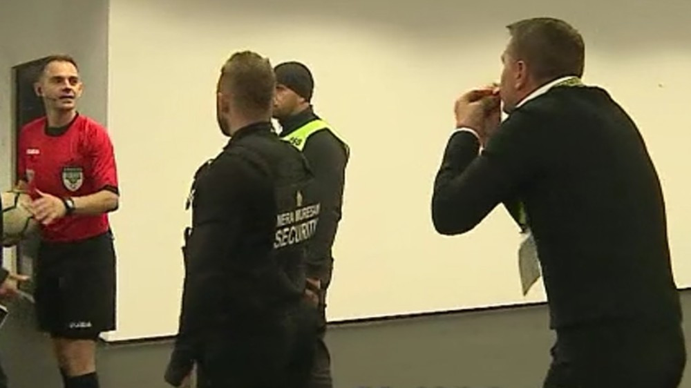 Baaa baiatule! RASPUNDE, BA! Stoican l-a asteptat pe arbiru la vestiare dupa ce a fost eliminat in U Cluj 4-0 Petrolul! Scandal monstru