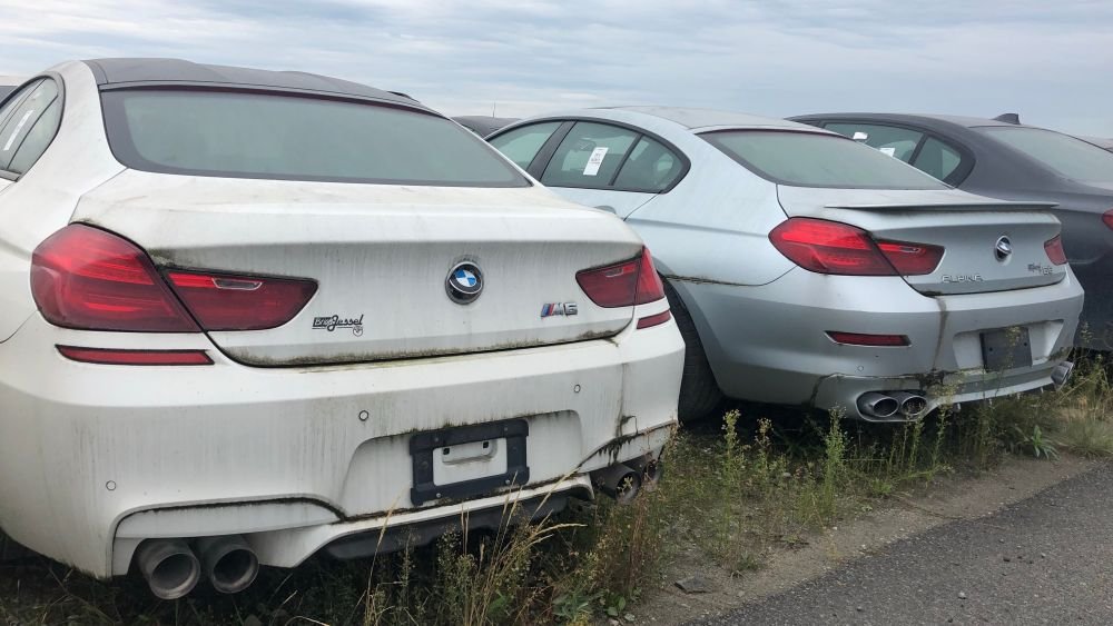 Campul cu peste 3000 de BMW-uri noi abandonate! Motivul pentru care masinile ruginesc de ani de zile. FOTO_2
