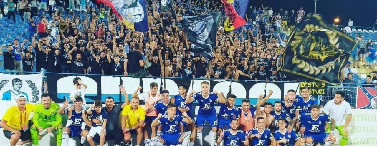 SCENE INCREDIBILE in Banie inainte de FC U Craiova - U Cluj! Ultrasii oltenilor au spart geamul unei masini cu numere de Cluj! FOTO_1