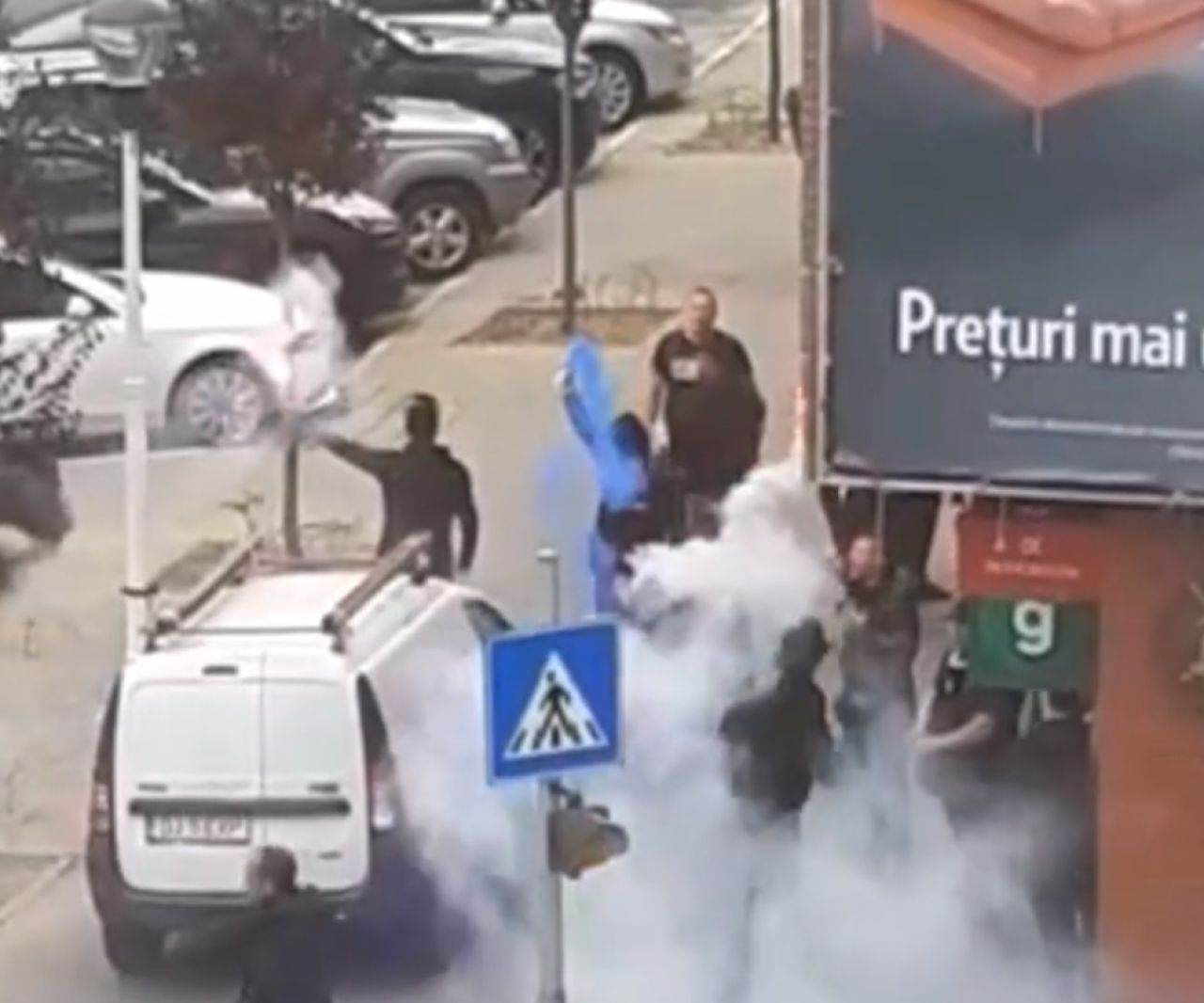 SCENE INCREDIBILE in Banie inainte de FC U Craiova - U Cluj! Ultrasii oltenilor au spart geamul unei masini cu numere de Cluj! FOTO_2