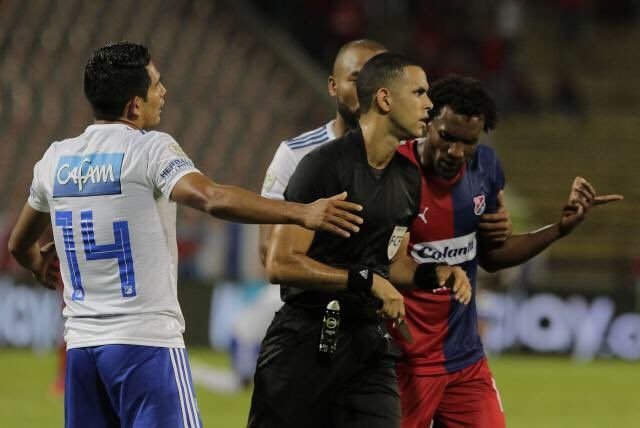 SOCANT! Un suporter a aruncat cu un cutit intr-un fotbalist, in timp ce acesta sarbatorea un gol! Unde s-au petrecut incidentele socante_2