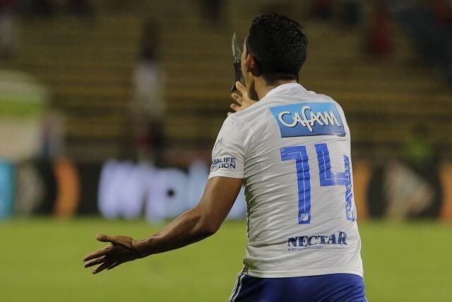 SOCANT! Un suporter a aruncat cu un cutit intr-un fotbalist, in timp ce acesta sarbatorea un gol! Unde s-au petrecut incidentele socante_3