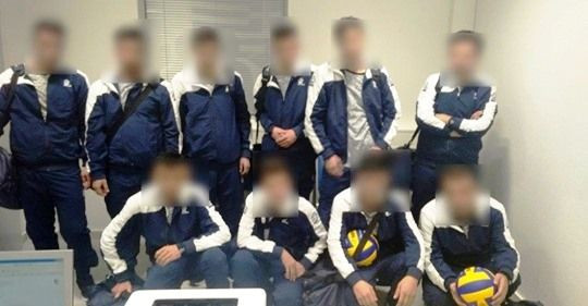 Zece refugiati sirieni, care se dadeau drept o echipa masculina de volei, au fost arestati pe aeroportul din Atena